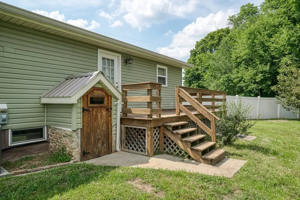 1516 Golden Mountain Road Sparta TN 38583-1156