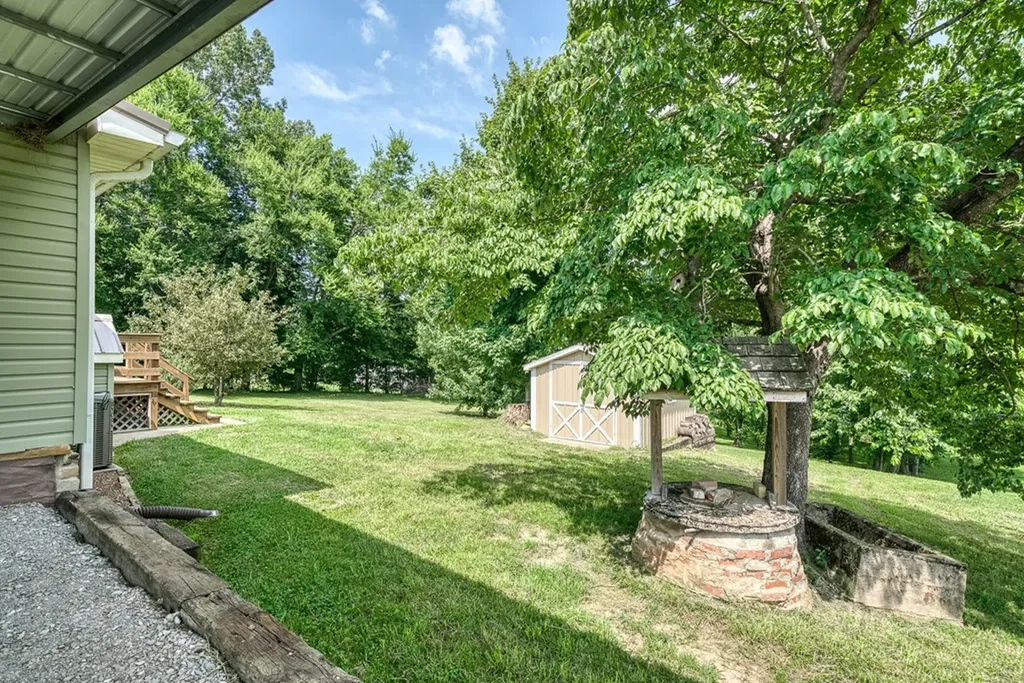 1516 Golden Mountain Road Sparta TN 38583-1156