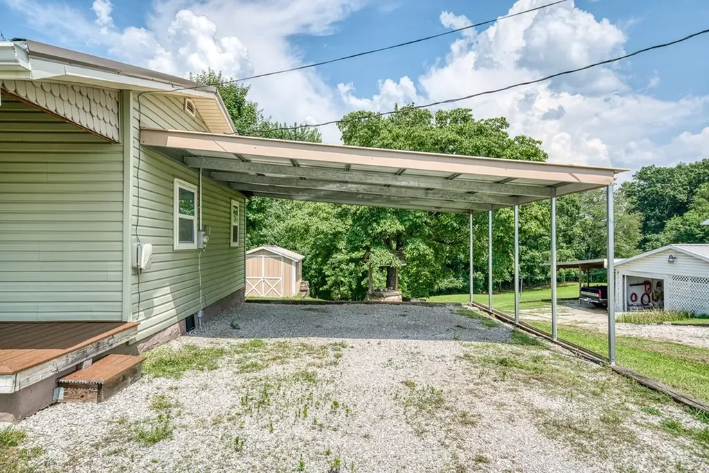 1516 Golden Mountain Road Sparta TN 38583-1156