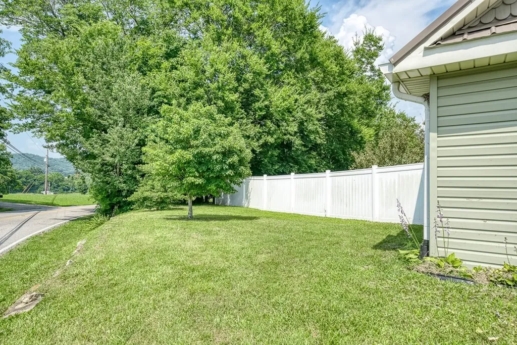 1516 Golden Mountain Road Sparta TN 38583-1156