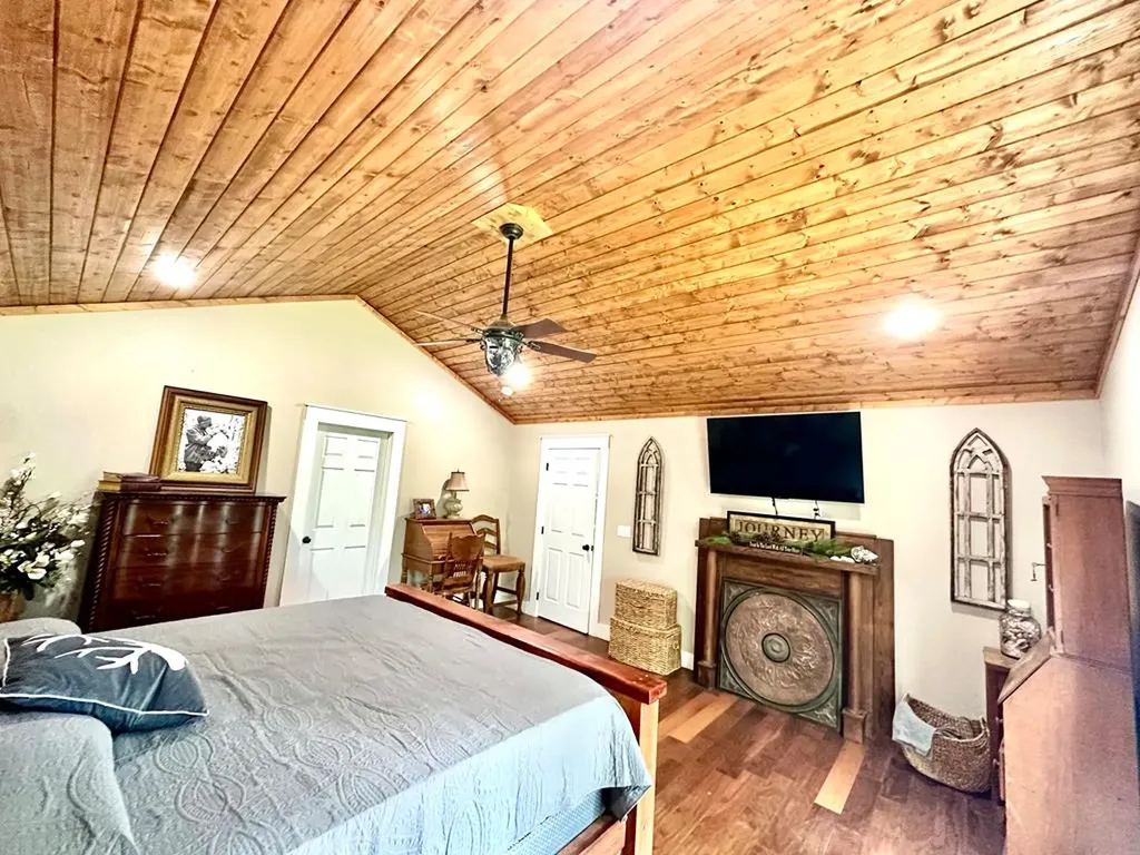 2205 North Lick Creek Road Byrdstown TN 38549