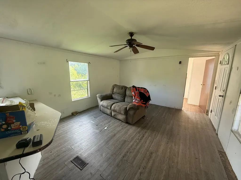 7224 Thomas Twin Oaks Baxter TN 38544