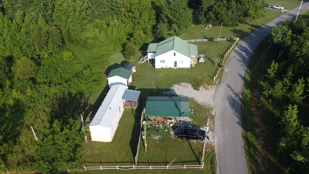 7224 Thomas Twin Oaks Baxter TN 38544