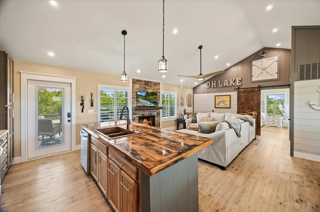 1721 Holly Bend Drive Byrdstown TN 38549