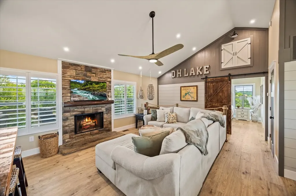 1721 Holly Bend Drive Byrdstown TN 38549
