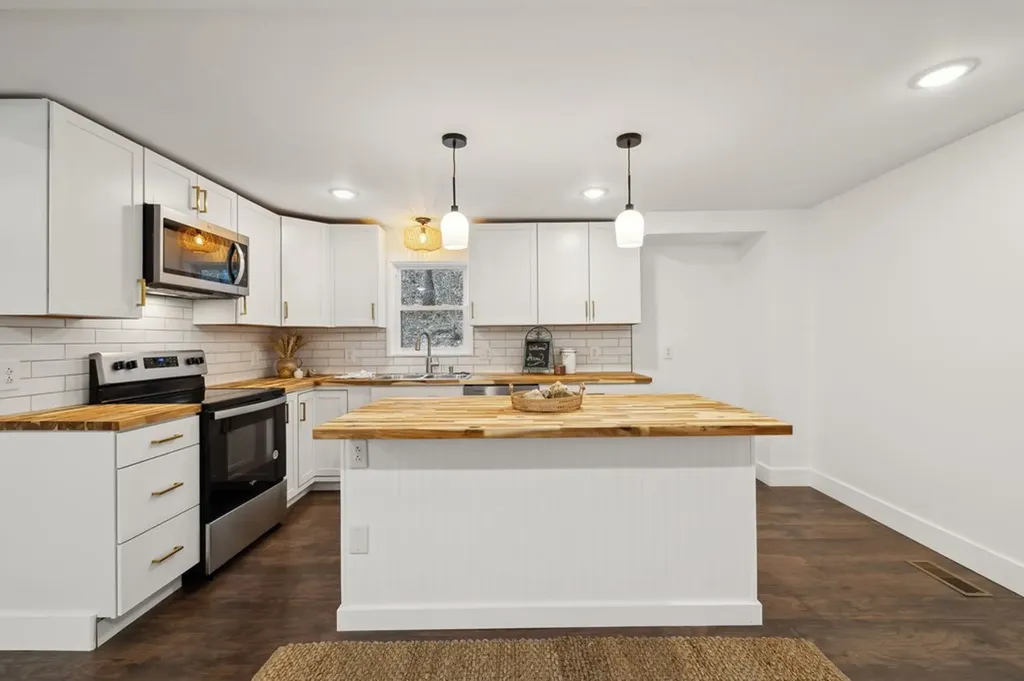 1069 Pleasant Shade Highway Pleasant Shade TN 37145