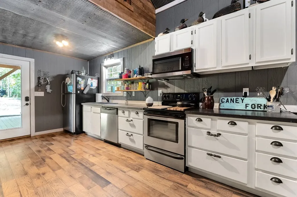 9073 Mcminnville Highway Quebeck TN 38579