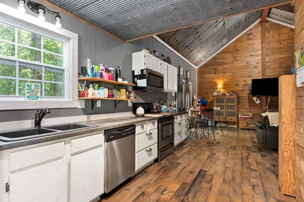 9073 Mcminnville Highway Quebeck TN 38579