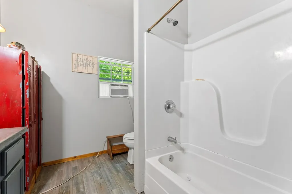 9073 Mcminnville Highway Quebeck TN 38579