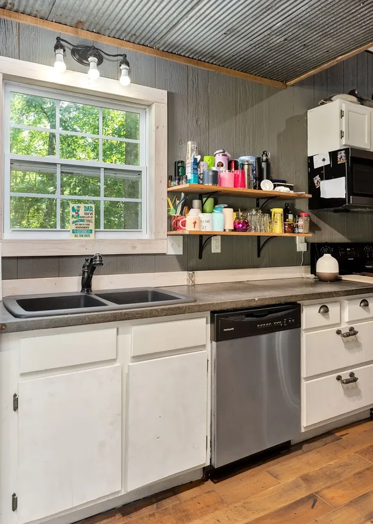 9073 Mcminnville Highway Quebeck TN 38579