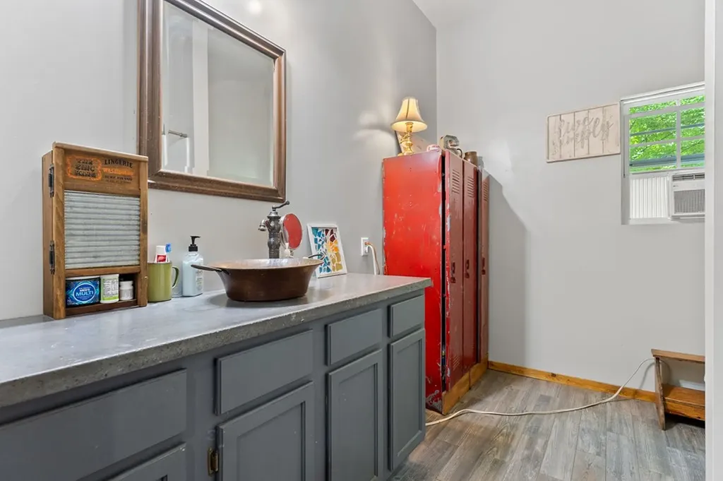 9073 Mcminnville Highway Quebeck TN 38579