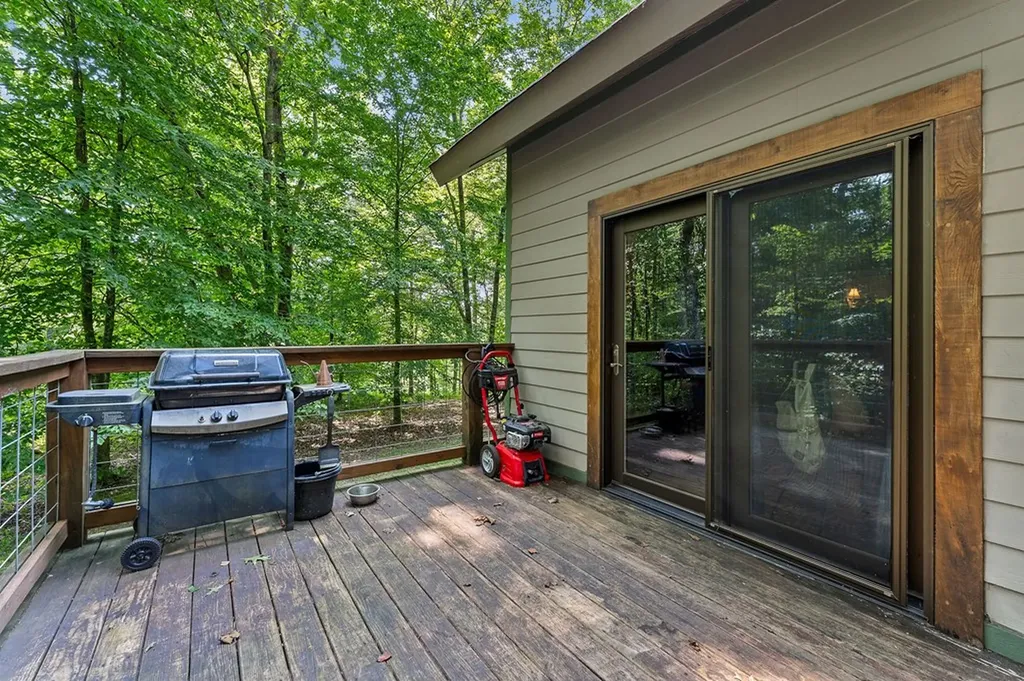 9073 Mcminnville Highway Quebeck TN 38579