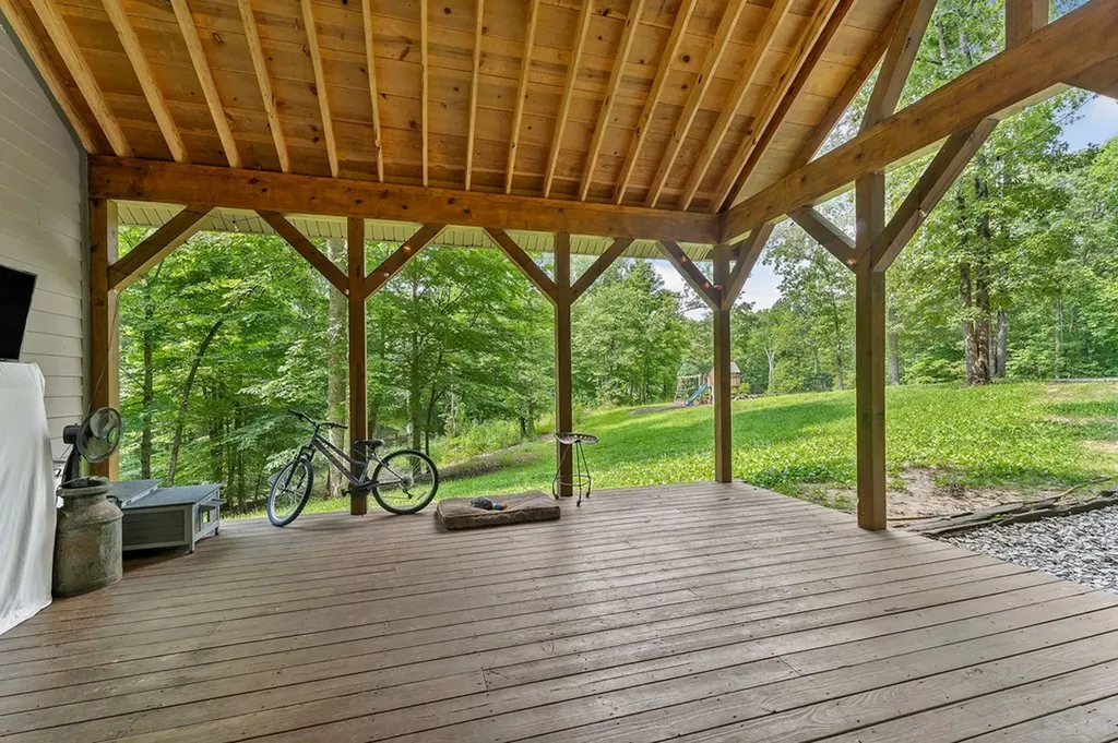 9073 Mcminnville Highway Quebeck TN 38579