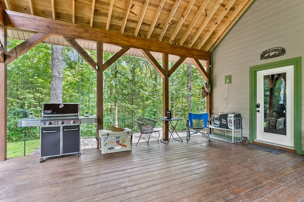 9073 Mcminnville Highway Quebeck TN 38579