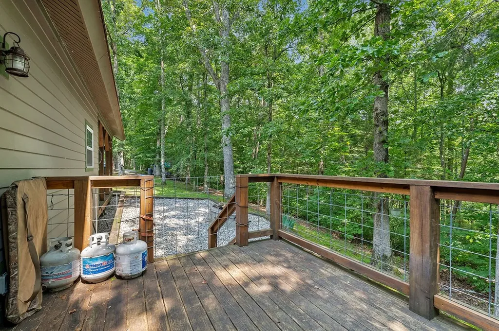 9073 Mcminnville Highway Quebeck TN 38579