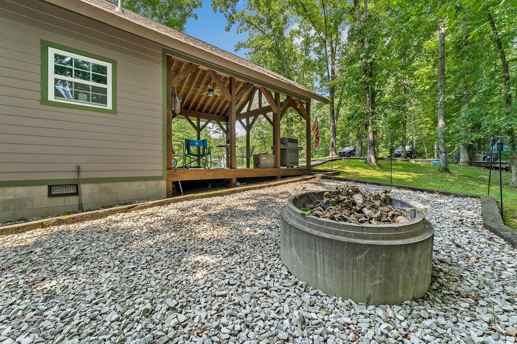 9073 Mcminnville Highway Quebeck TN 38579