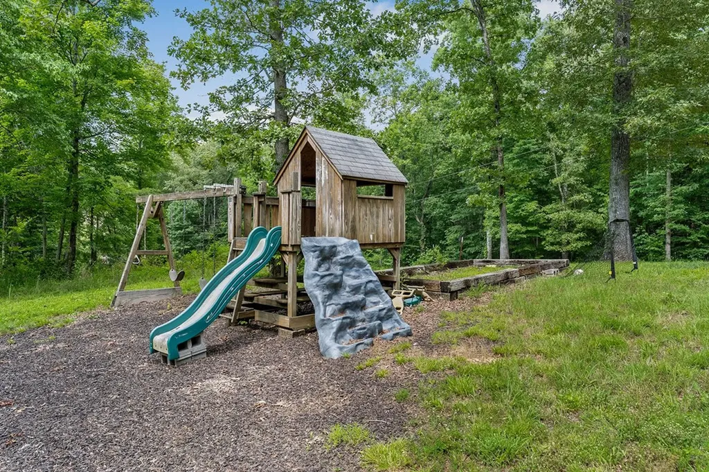 9073 Mcminnville Highway Quebeck TN 38579