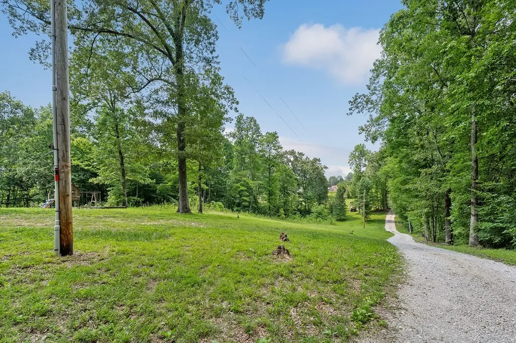 9073 Mcminnville Highway Quebeck TN 38579