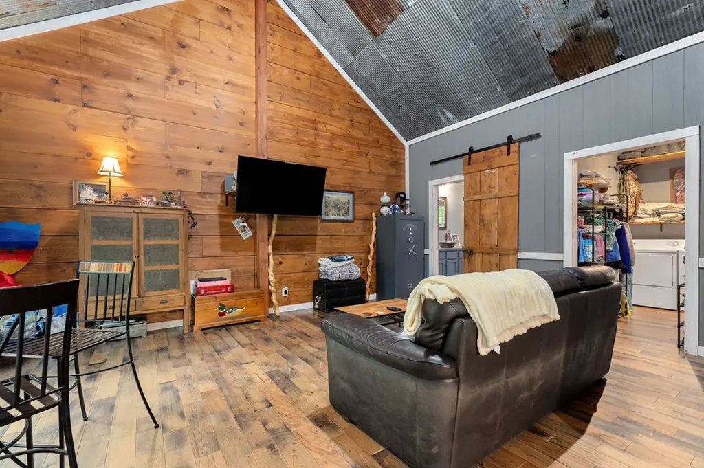 9073 Mcminnville Highway Quebeck TN 38579