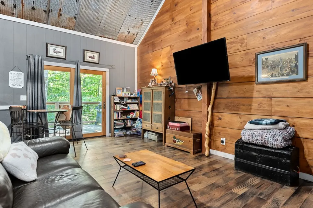 9073 Mcminnville Highway Quebeck TN 38579