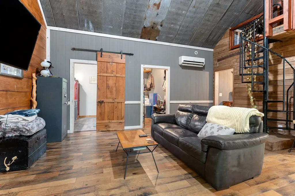 9073 Mcminnville Highway Quebeck TN 38579