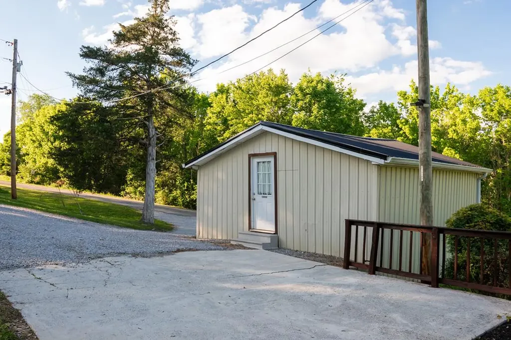 204 E Howard Road Livingston TN 38570