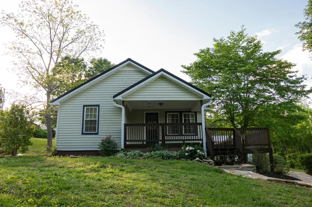 204 E Howard Road Livingston TN 38570