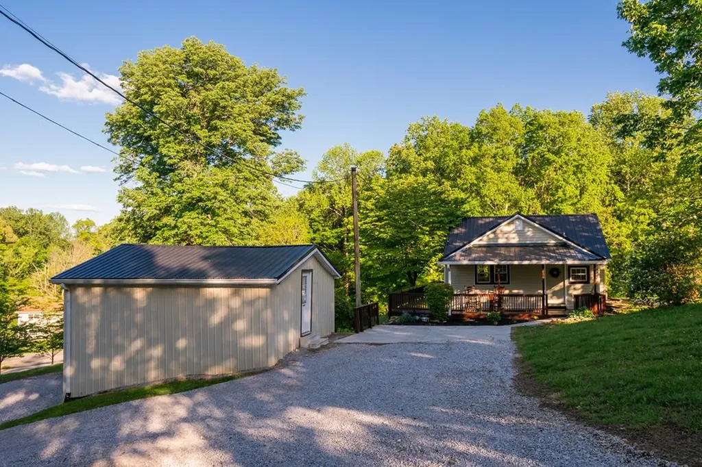 204 E Howard Road Livingston TN 38570