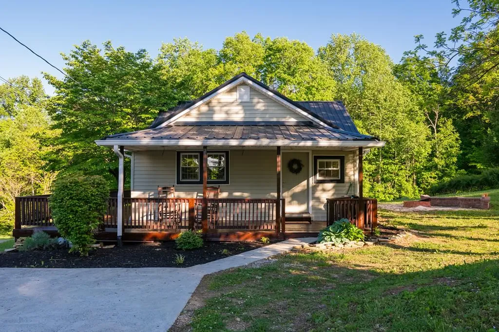 204 E Howard Road Livingston TN 38570