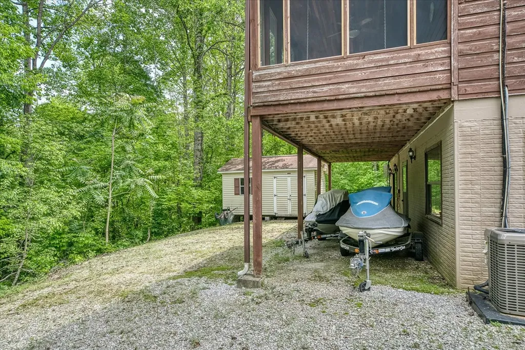 524 Hoosier Ridge Road Byrdstown TN 38549