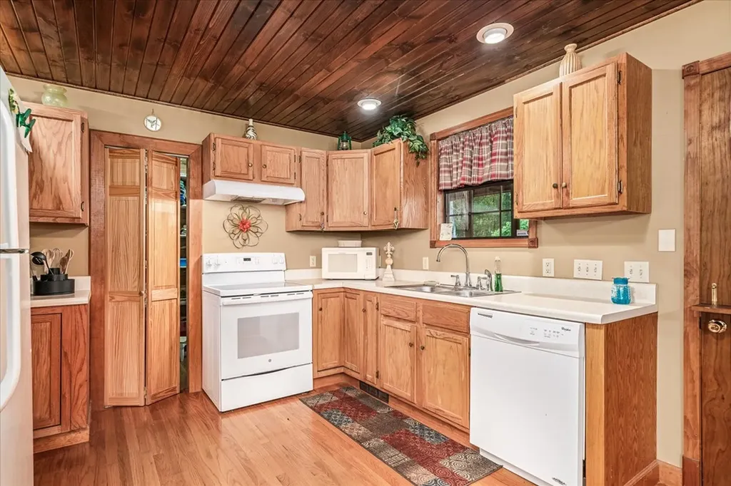 524 Hoosier Ridge Road Byrdstown TN 38549