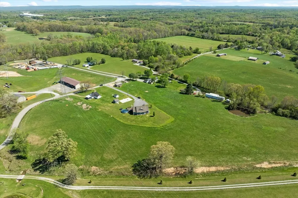 793 Elmore Town Road Baxter TN 38544