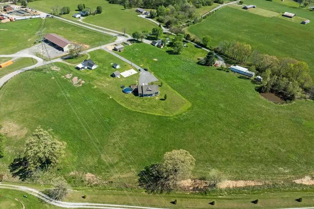 793 Elmore Town Road Baxter TN 38544