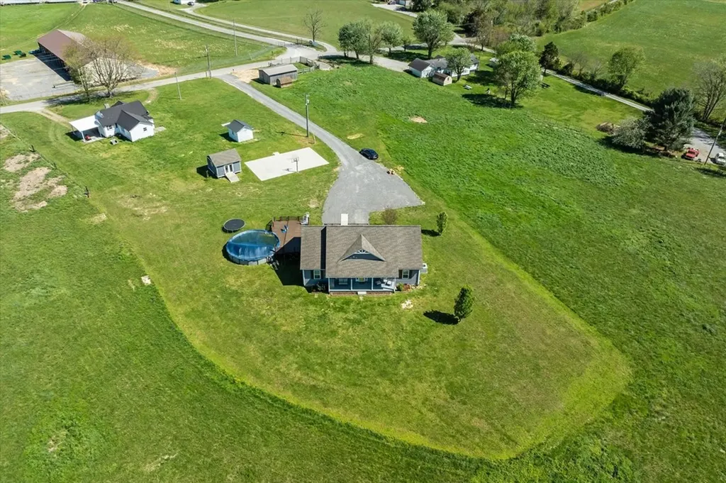 793 Elmore Town Road Baxter TN 38544