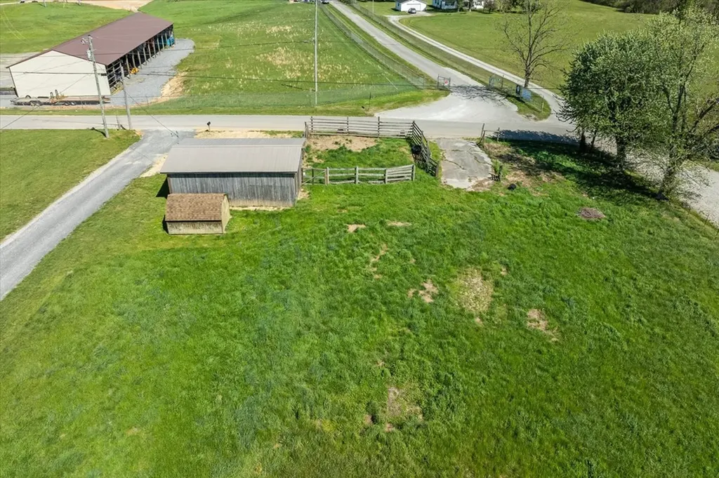 793 Elmore Town Road Baxter TN 38544