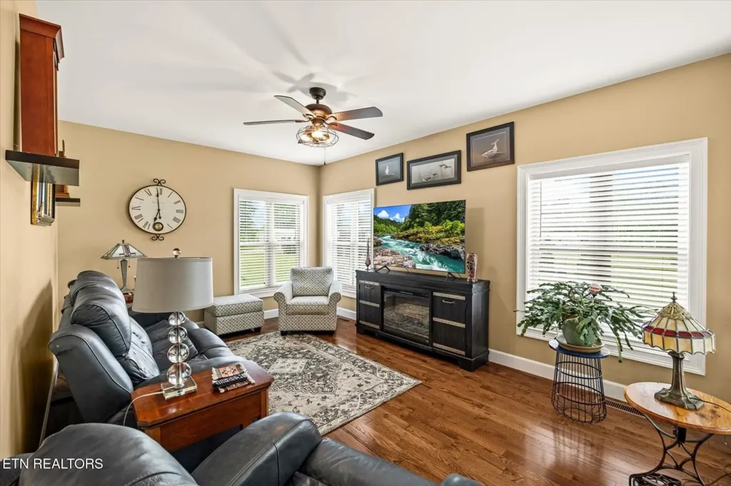 363 Bluff View Loop Crossville TN 38571