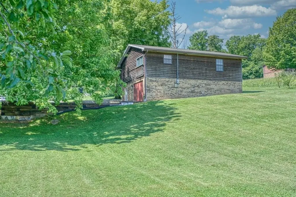 1022 Poplar Street Byrdstown TN 38549