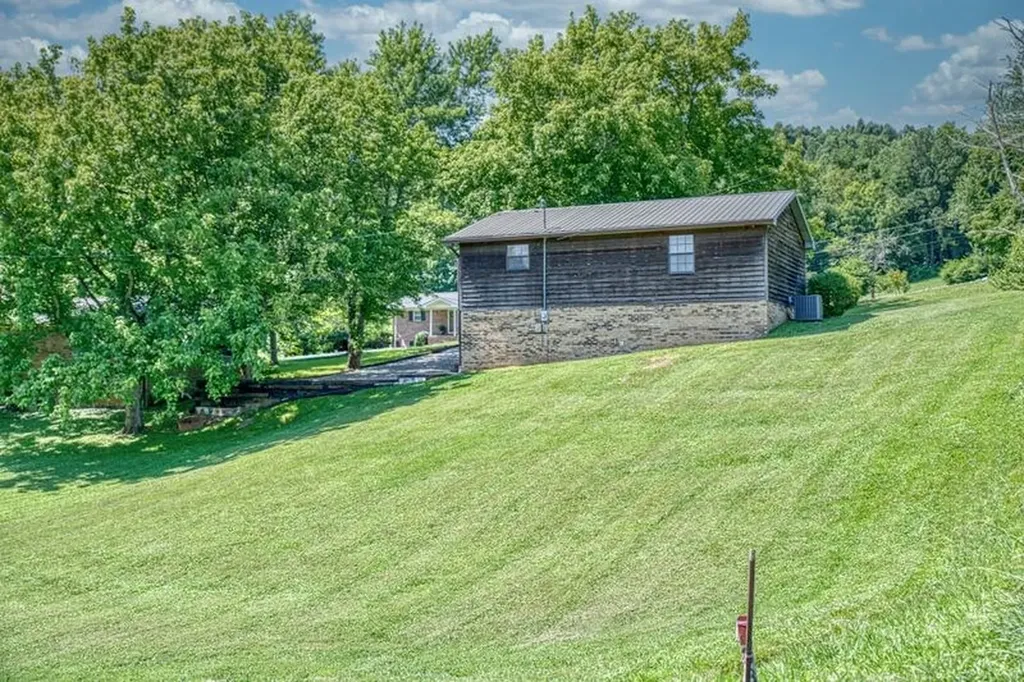 1022 Poplar Street Byrdstown TN 38549