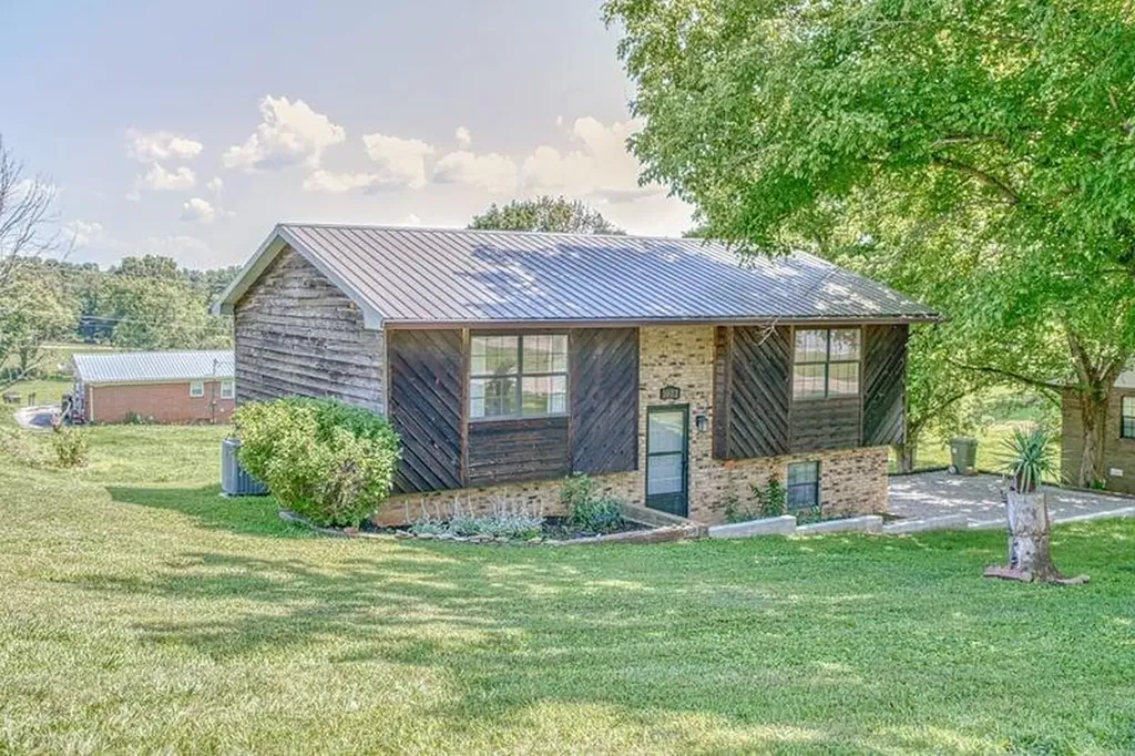 1022 Poplar Street Byrdstown TN 38549