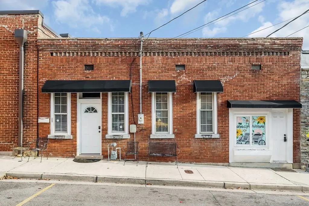 105 W Walnut Smithville TN 37166