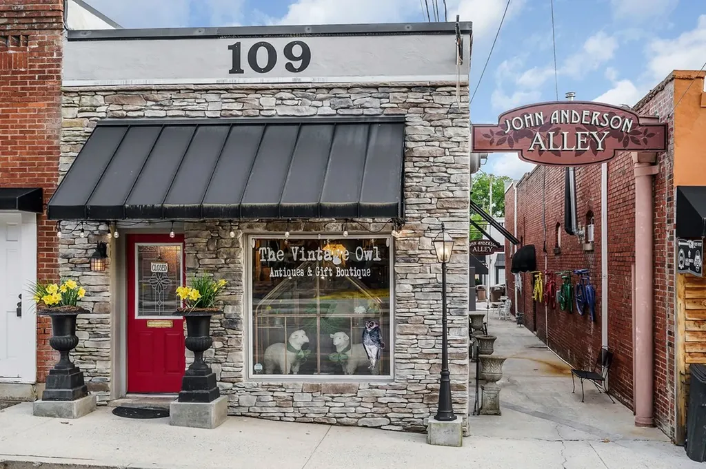 105 W Walnut Smithville TN 37166