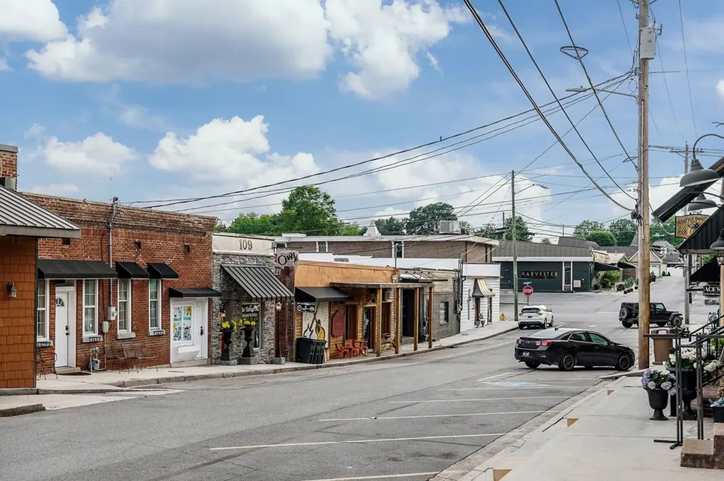 105 W Walnut Smithville TN 37166