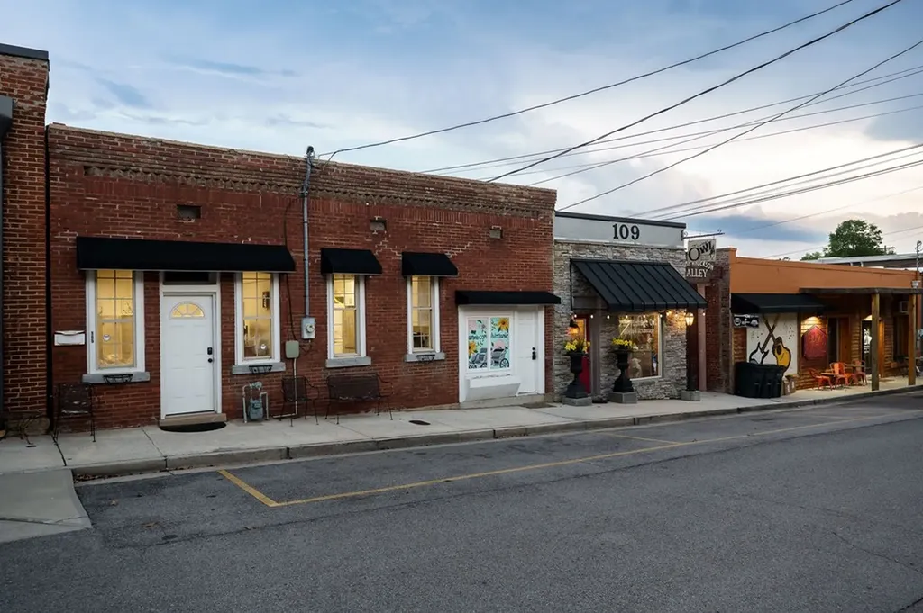 105 W Walnut Smithville TN 37166