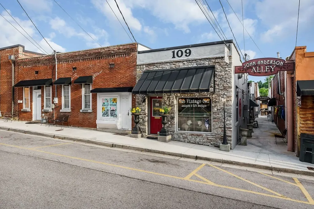 105 W Walnut Smithville TN 37166