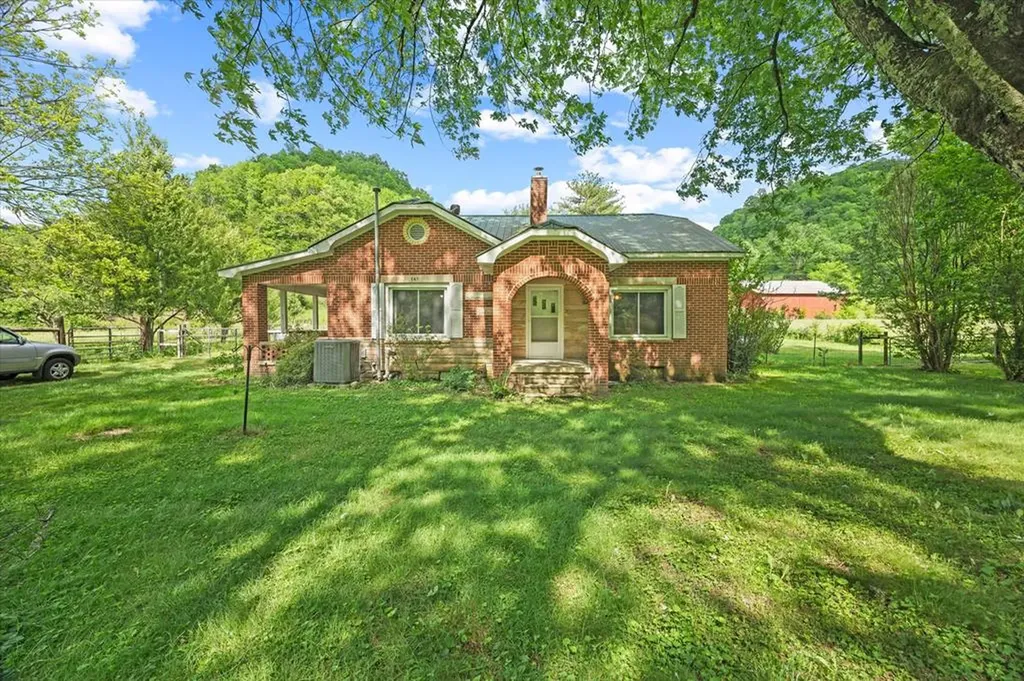 747 Hunting Creek Road Whitleyville TN 38588