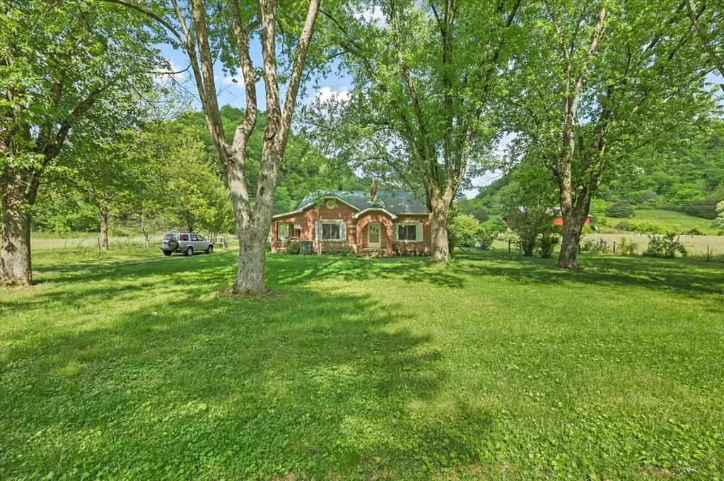 747 Hunting Creek Road Whitleyville TN 38588