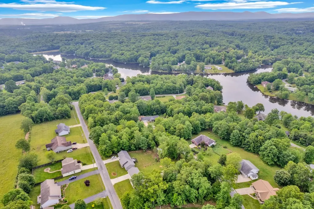 1210 War Eagle Drive Crossville TN 38572