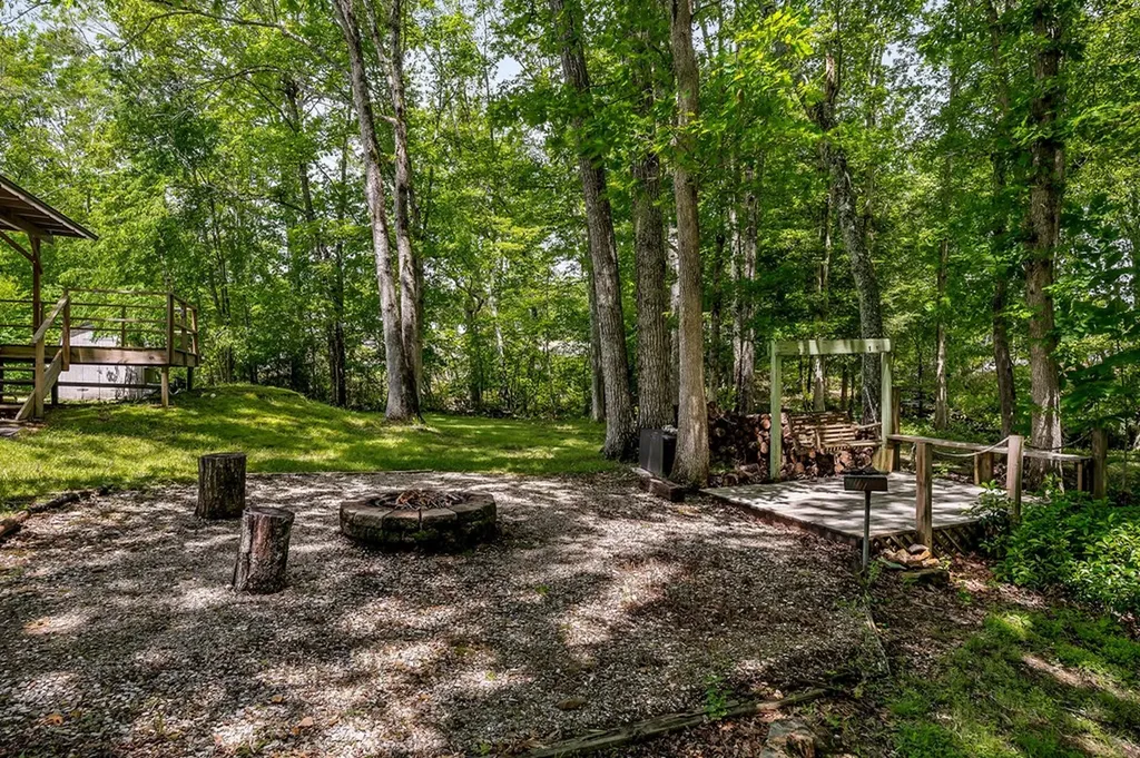 1048 Sitting Bull Point Crossville TN 38572