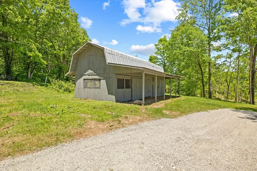 4221 New Hope Road Celina TN 38551