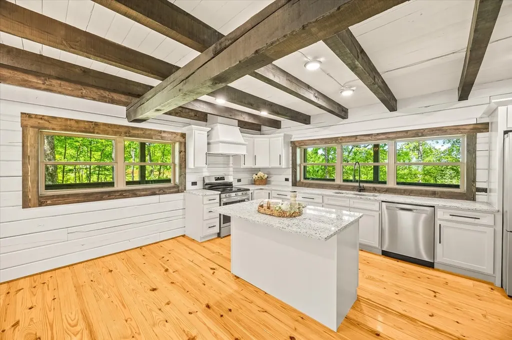 4221 New Hope Road Celina TN 38551